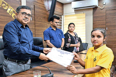 Bokaro News: सिविल डिफेंस प्रशिक्षण प्राप्त 54 छात्र-छात्राओं को प्रमाण पत्र देकर किया गया सम्मानित
