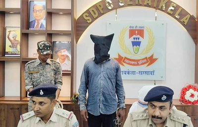 सरायकेला में पुलिस की कार्रवाई, 1 किलो गांजा के साथ बाइक सवार गिरफ्तार