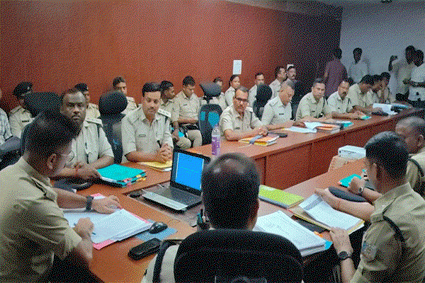 Deoghar : SP प्रवीण पुष्कर ने लंबित मामलों के शीघ्र निष्पादन का दिया निर्देश
