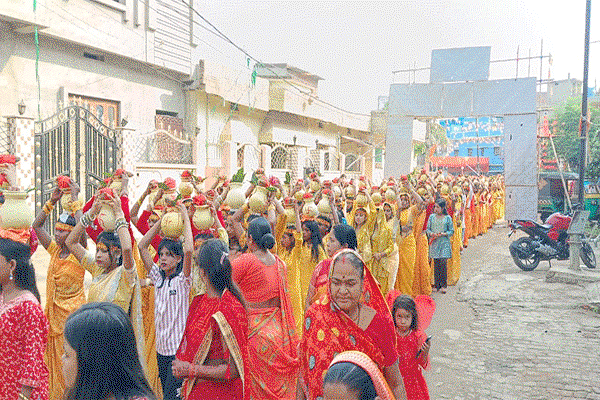 Hazaribagh News : कुम्हार टोली में शिव परिवार प्राण प्रतिष्ठा के अवसर पर निकाली भव्य कलश यात्रा