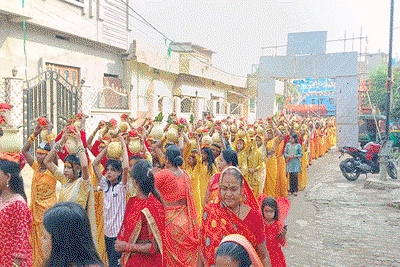 Hazaribagh News : कुम्हार टोली में शिव परिवार प्राण प्रतिष्ठा के अवसर पर निकाली भव्य कलश यात्रा