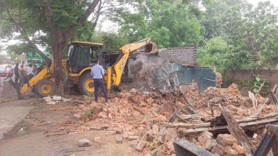 Ranchi News : सरकारी जमीन पर चला बुलडोजर, 10 दुकानों को किया जमींदोज