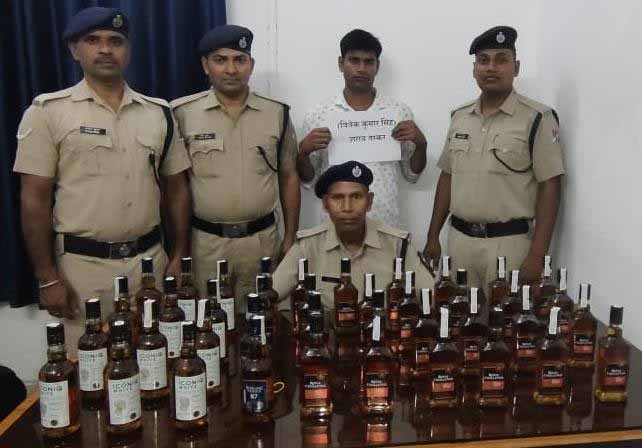धनबाद स्टेशन पर RPF की कार्रवाई, 40 बोतल शराब के साथ तस्कर गिरफ्तार