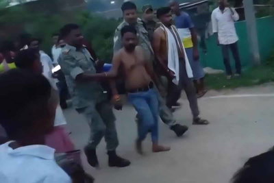 Bokaro : गांव में हथियार लहराने वाले दो युवक ग्रामीणों के हत्थे चढ़े, पुलिस के हवाले