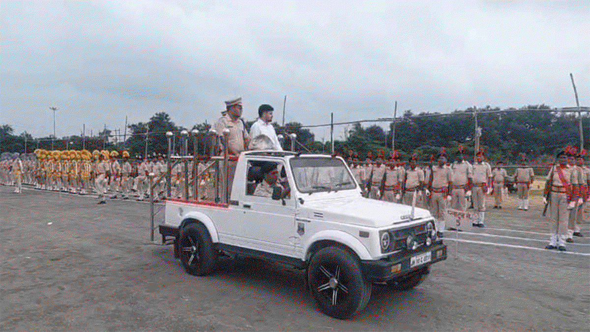 Dhanbad News : स्वतंत्रता दिवस समारोह की तैयारियां पूरी, DC-SSP ने परेड पूर्वाभ्यास का किया निरीक्षण