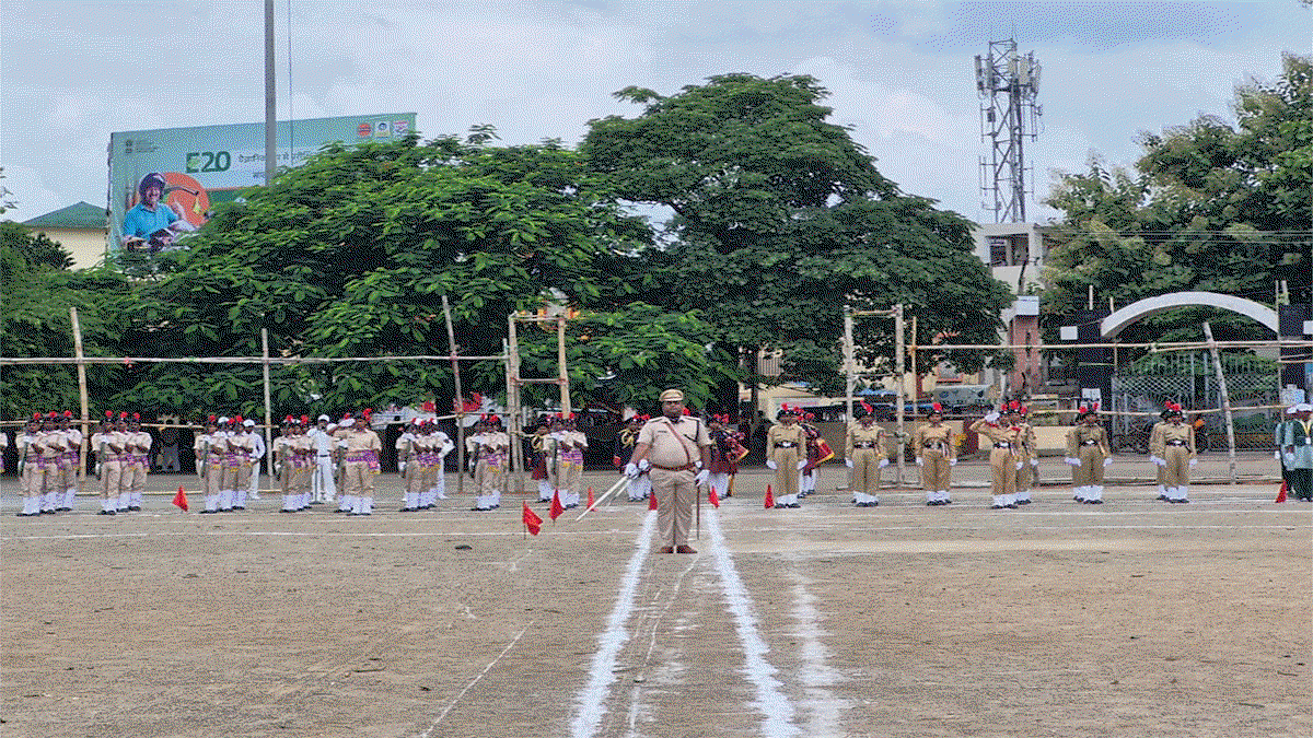 Giridih News : स्वतंत्रता दिवस समारोह की तैयारियों को लेकर DC व SP ने किया परेड पूर्वाभ्यास का निरीक्षण