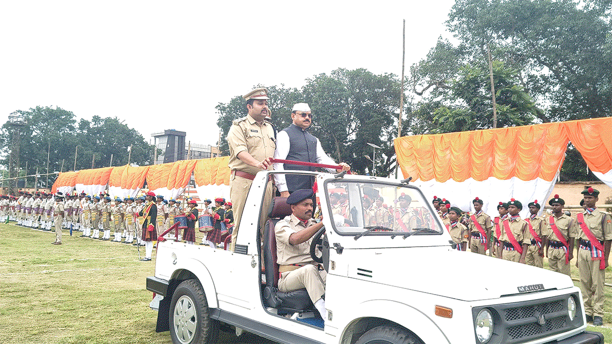 Gumla News : स्वतंत्रता दिवस को लेकर परमवीर अल्बर्ट एक्का स्टेडियम में फुल ड्रेस फाइनल रिहर्सल आयोजित