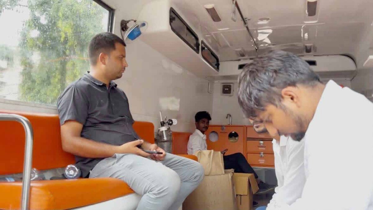 आंदोलनरत छात्रों को दी गई एंबुलेंस में दवा की कमी, हर बीमारी में दिया जा रहा ORS और पैरासिटामोल