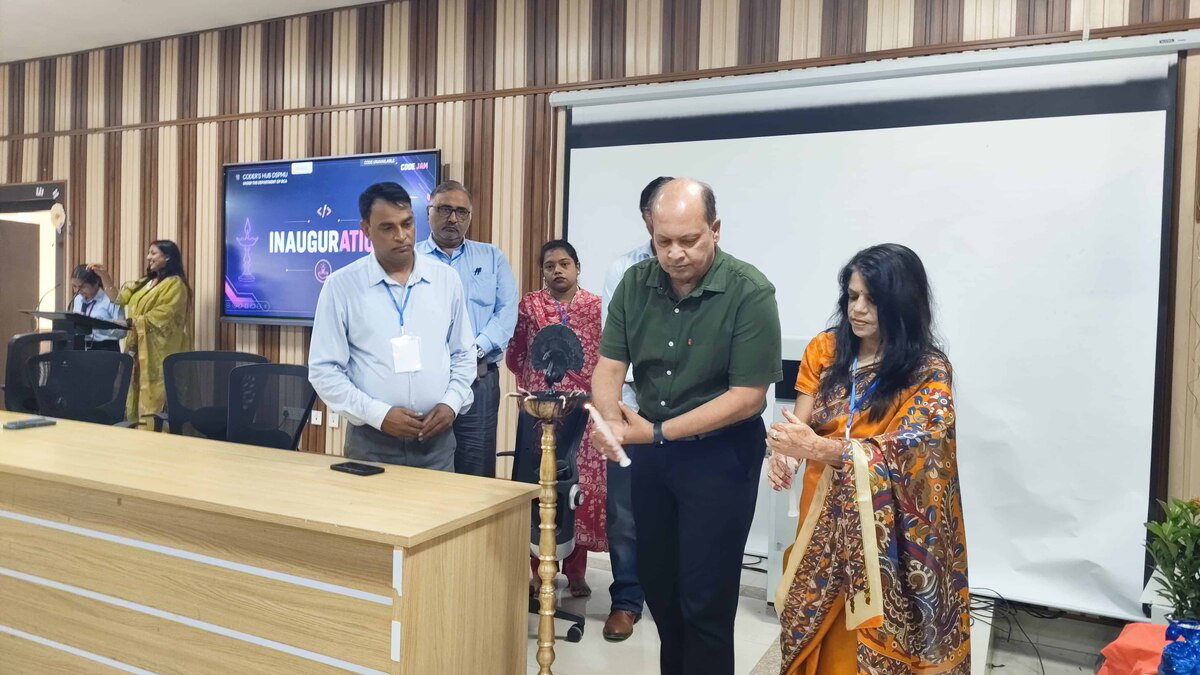DSPMU में कोड जैम का आयोजन, 100 से अधिक विद्यार्थियों ने दिखाया तकनीकी कौशल