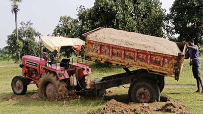 Jamtara News : पुलिस ने नारीथोल के समीप बालू लदा ट्रैक्टर किया जब्त