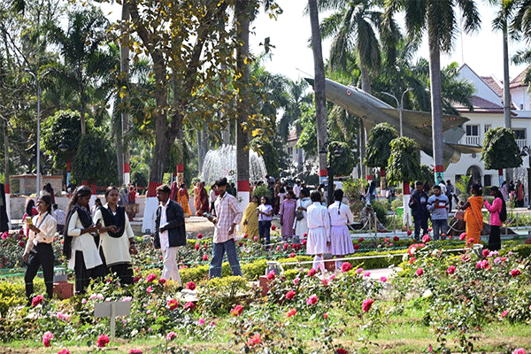 लोक भवन उद्यान में उमड़ी भीड़, 14,753 लोगों ने किया भ्रमण