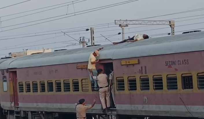 रांची रेलवे स्टेशन पर बड़ा हादसा: हाईटेंशन तार की चपेट में आने से व्यक्ति की मौत