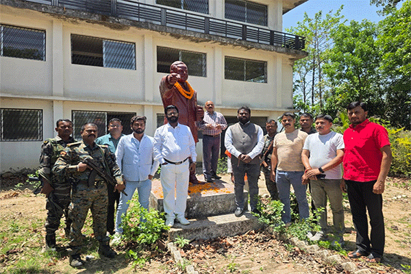 लातेहार : पूर्व मंत्री ने बाबा साहब को श्रद्धांजलि दी