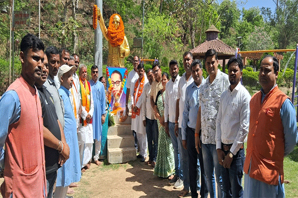 भाजपाईयों ने बाबा साहेब की 135 वीं जयंती मनायी