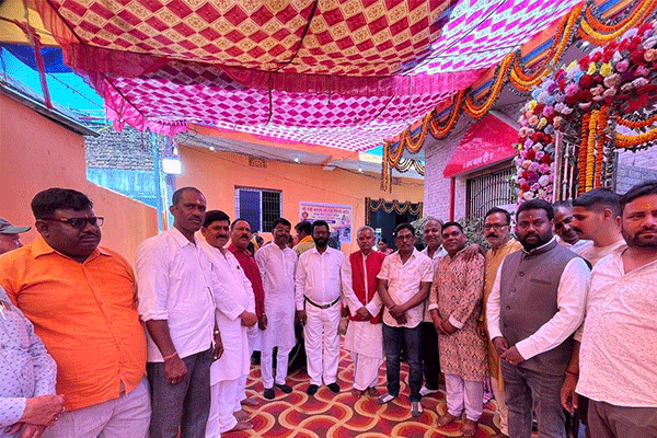 लातेहार :  श्री देवी मंडप के चौथे वार्षिकोत्‍सव पर भंडारा का आयोजन