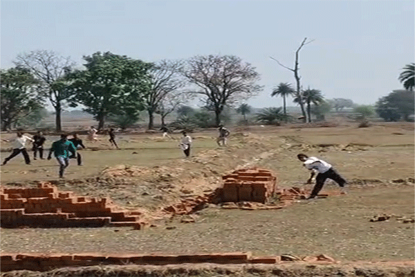 गिरिडीह : जमीन विवाद में दो पक्षों के बीच जमकर चले लाठी-डंडे, 12 घायल, पुलिस कर रही कैंप