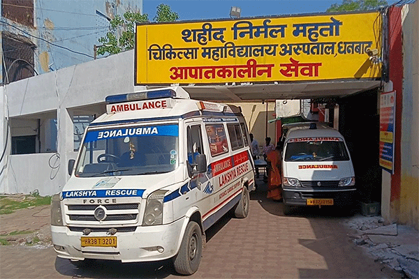 धनबाद :पूर्वा एक्सप्रेस से गिरे पति-पत्नी, हालत गंभीर , SNMMCH में चल रहा इलाज