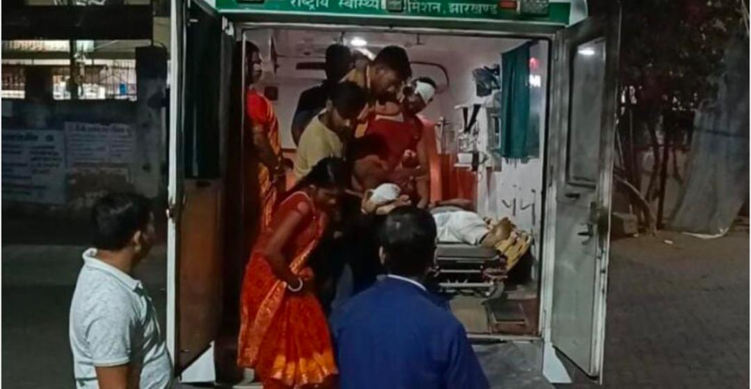 लेस्लीगंज में भीषण सड़क हादसा, दो बाइकों की टक्कर में तीन युवक घायल