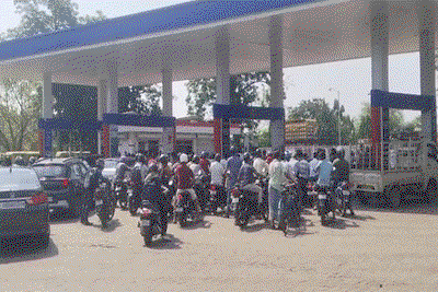 Petrol-Diesel Crisis: जमशेदपुर में पेट्रोल पंपों के बाहर लंबी कतारें, लगा जाम