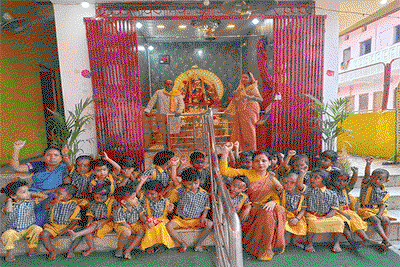 Latehar News : सरस्वती विद्या मंदिर के बच्चों ने किया मां दुर्गा का दर्शन