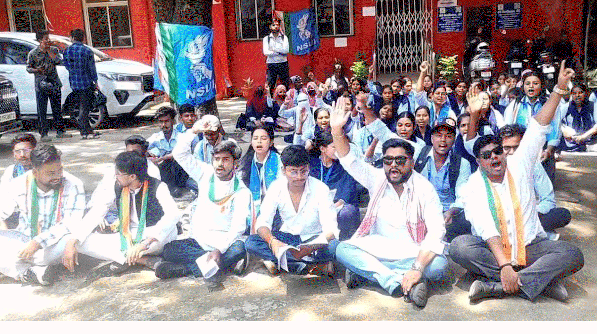 Education News : क्लस्टर सिस्टम के विरोध में NSUI का RU में प्रदर्शन, छात्रों ने जताई नाराजगी