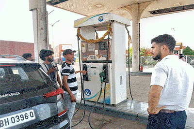 petrol-diesel-crisis : सरायकेला एसडीओ सख्त, किया औचक निरीक्षण