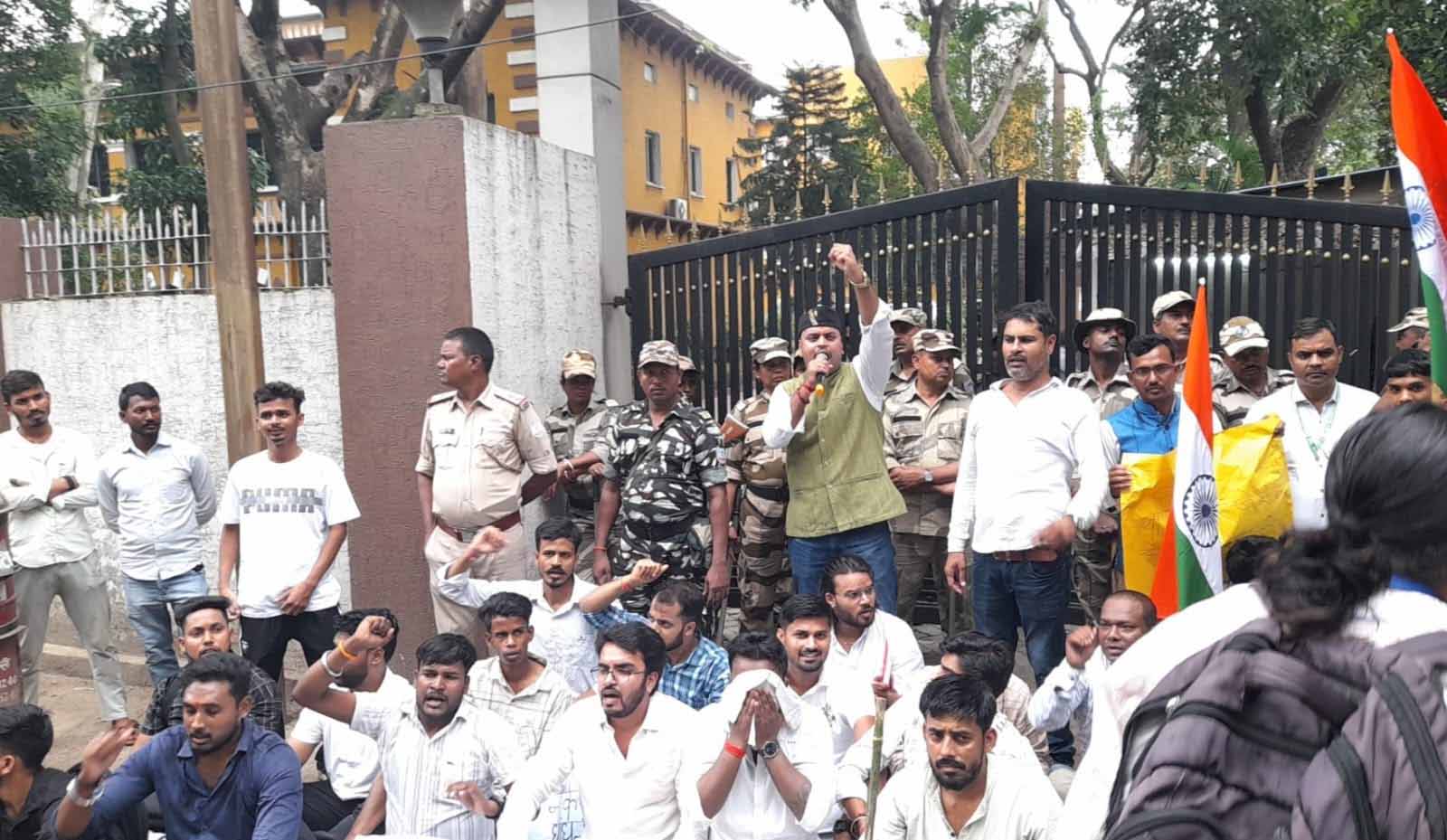Ranchi : 14वीं JPSC परीक्षा में अनियमितता का आरोप, अभ्यर्थियों ने किया कार्यालय घेराव