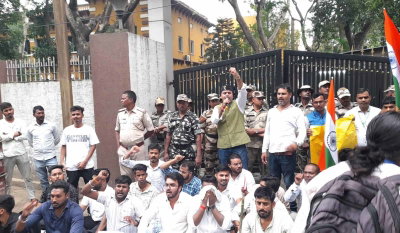 Ranchi : 14वीं JPSC परीक्षा में अनियमितता का आरोप, अभ्यर्थियों ने किया कार्यालय घेराव
