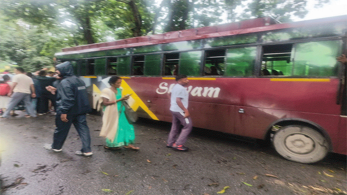 Simdega  News : कोलेबिरा में बस पेड़ से टकराई, 15 यात्री घायल