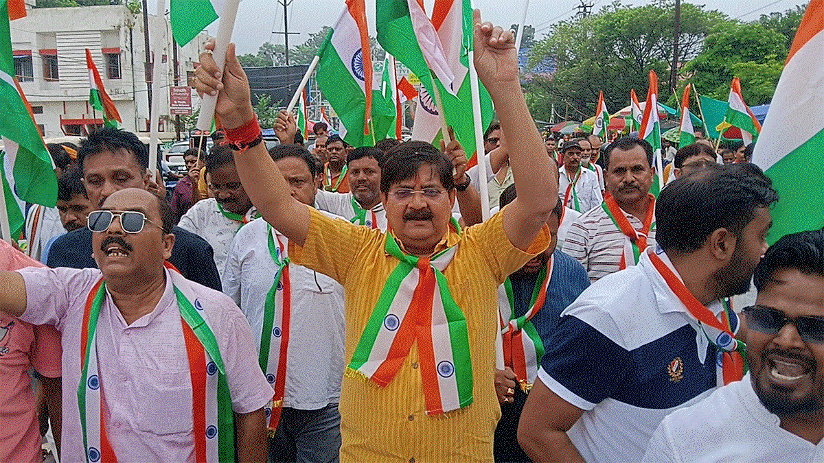 धनबाद में निकली भव्य तिरंगा यात्रा, विधायक राज सिन्हा ने किया नेतृत्व