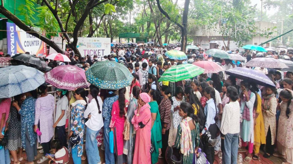 Ranchi : डूरंड कप क्वार्टर फाइनल के टिकट के लिए उमड़ी भीड़, सुबह से शाम तक लगी कतार
