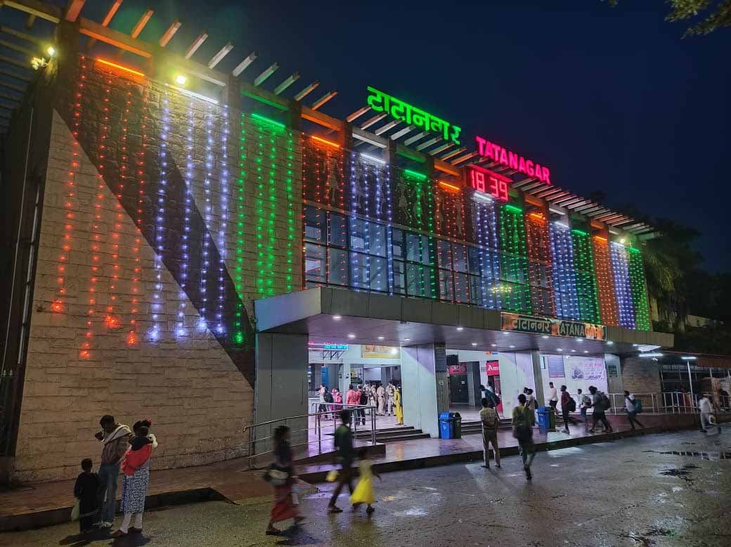 Jamshedpur : स्वतंत्रता दिवस पर तिरंगे की रोशनी से सजा टाटानगर रेलवे स्टेशन