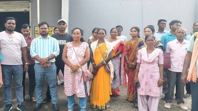 Saraikela News : DSD संचालक के सहयोगी पर अभद्रता का आरोप, राशन डीलरों ने की कार्रवाई की मांग