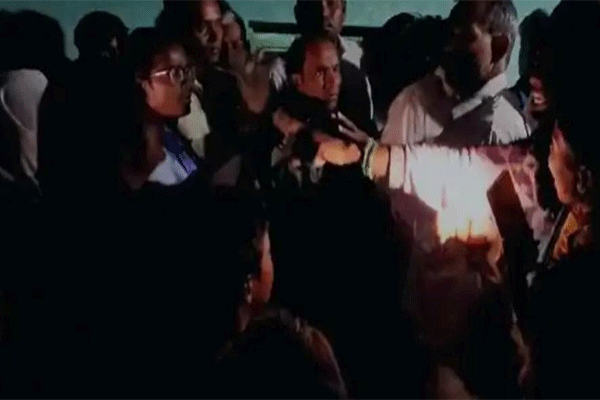 कोडरमा :  संदिग्ध परिस्थितियों में विवाहिता की मौत, मायके पक्ष ने हत्या की जताई आशंका