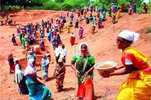 मनरेगा कर्मियों का आंदोलन तेज, लंबित मांगों को लेकर दो दिवसीय धरने पर बैठे