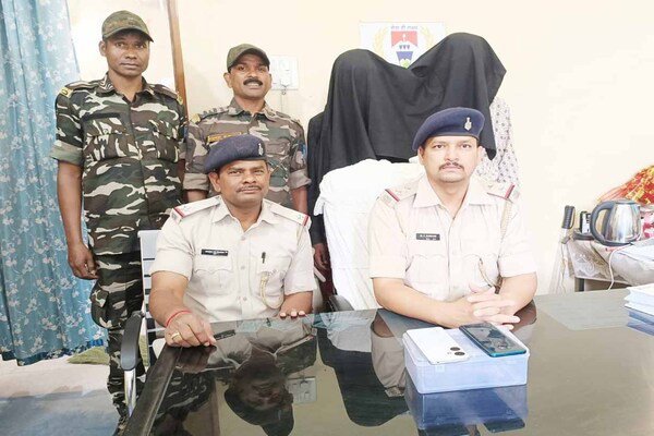 रांची : मोबाइल छिनतई मामले में पुलिस ने दो लोगों को किया गिरफ्तार