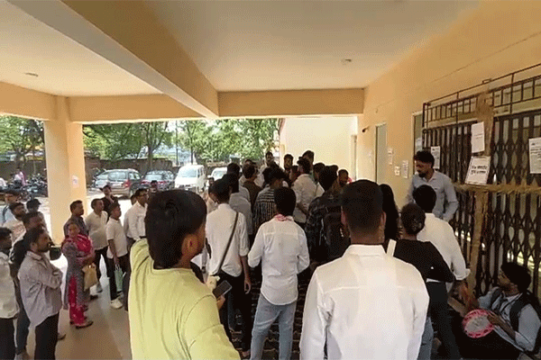 DSPMU में एक व्यक्ति, एक पद की मांग को लेकर छात्रों का धरना, भूख हड़ताल