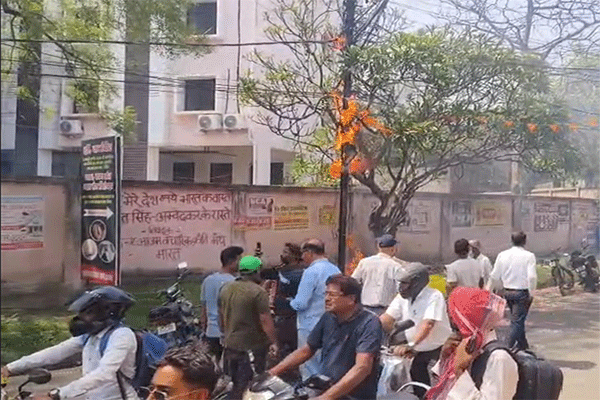 धनबाद : बिजली के खंभे में लगी आग, बाइक क्षतिग्रस्त, बड़ा हादसा टला