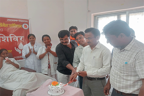 लातेहार: मेडिकल लैब टेक्निशियन डे पर ब्‍लड बैंक में रक्‍तदान शिविर का आयोजन