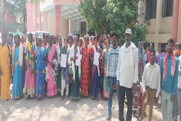 लातेहार : पारंपरिक पूजा शुरू कराने को लेकर डीसी को ज्ञापन