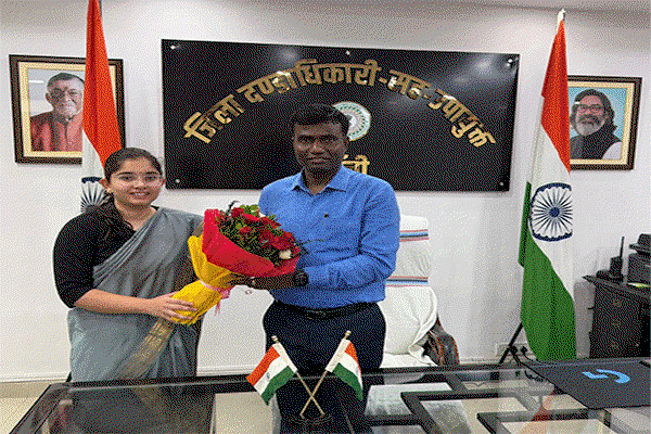 Ranchi : प्रशिक्षु IAS आस्था शरण ने डीसी से की मुलाकात