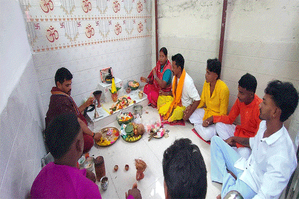 Chakradharpur News : रेलवे हरिजन बस्ती में शीतला माता पूजा महोत्सव का शुभारंभ