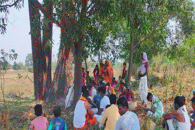 Baharagora :  अच्छी बारिश व खुशहाली के लिए सरना धर्म के लोगों ने की आषाढ़ी पूजा