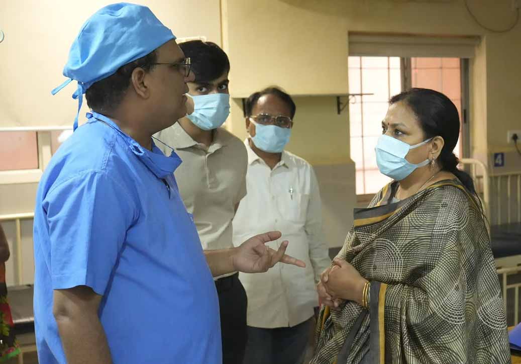 मंत्री दीपिका पांडेय ने हाईटेंशन तार से झुलसे मासूम प्रिंस का अस्पताल पहुंच जाना हाल