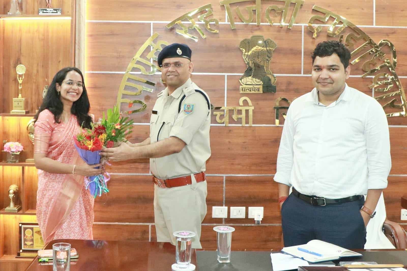 Chaibasa : 2025 बैच की प्रशिक्षु IAS ईरा जोरवाल ने DC व SP से की मुलाकात