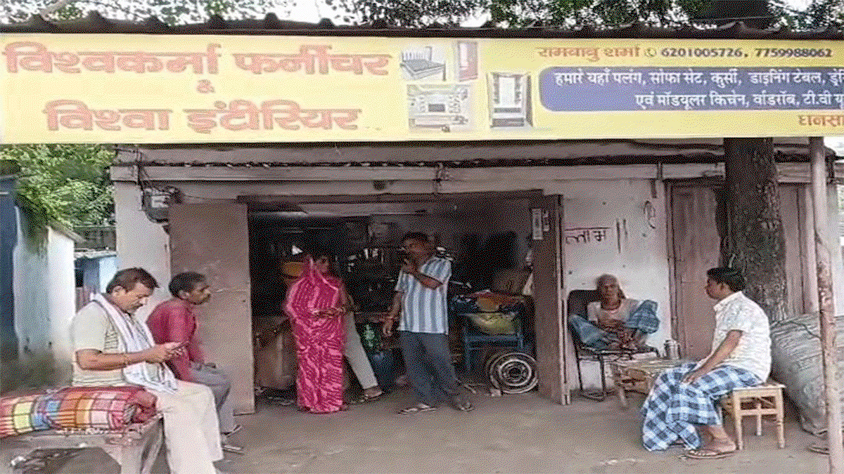 Dhanbad News : विश्वकर्मा फर्नीचर में चोरी, लाखों के सामान व नकदी साफ, दुकान में लगाई आग