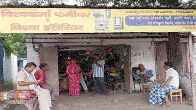Dhanbad News :  विश्वकर्मा फर्नीचर में चोरी, लाखों के सामान व नकदी साफ, दुकान में लगाई आग