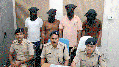 जामताड़ा पुलिस ने चार साइबर आरोपियों को किया गिरफ्तार,11 मोबाइल व 12 सिम कार्ड बरामद