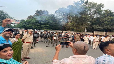 दुर्गा पूजा को लेकर पाकुड़ पुलिस अलर्ट, दंगा रोधी उपकरणों के साथ मॉक ड्रिल व फ्लैग मार्च