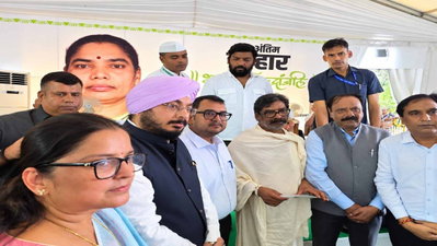 Ramgarh News : रूपी सोरेन को श्रद्धांजलि देने नेमरा पहुंचा झारखंड चैंबर का प्रतिनिधिमंडल
